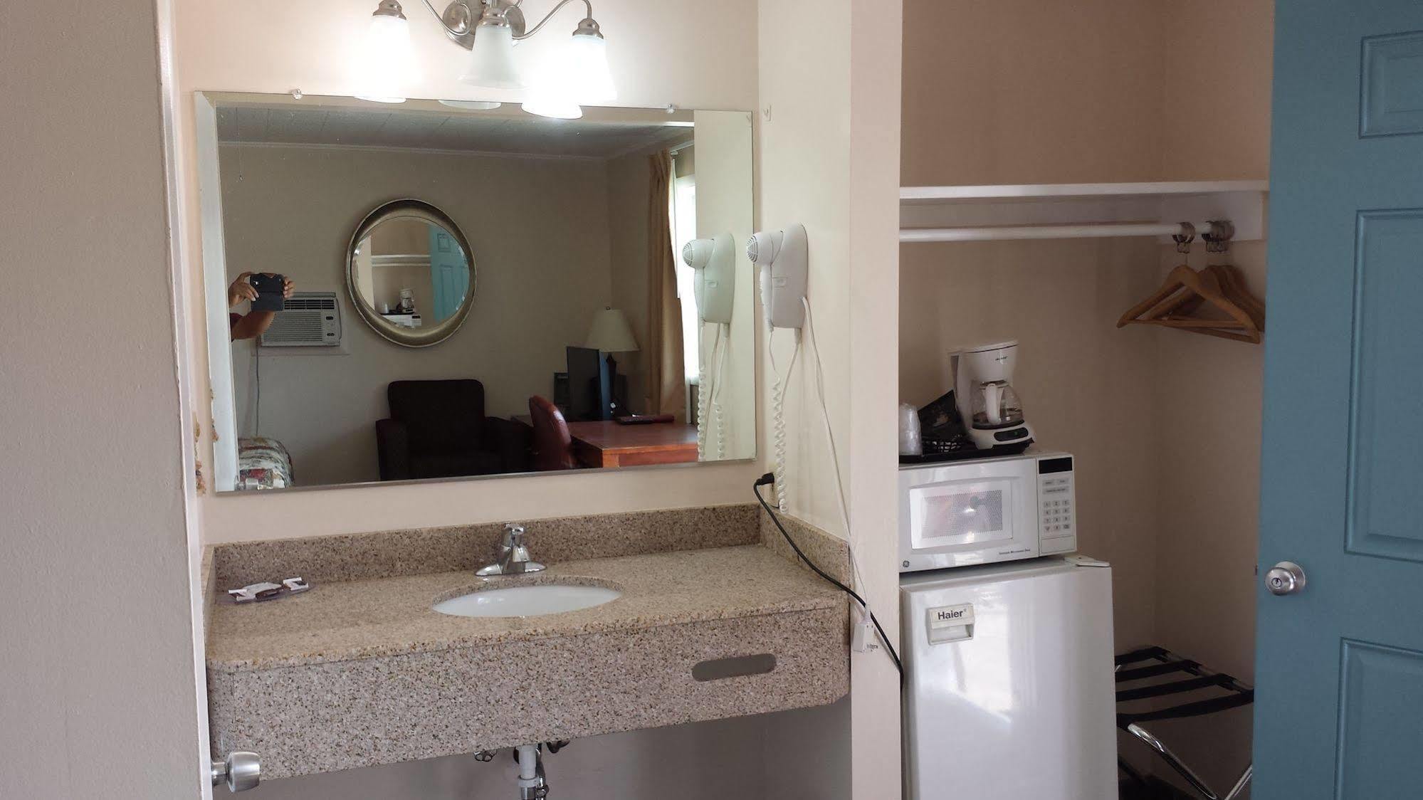 Executive Inn & Suites Lakeview Bagian luar foto